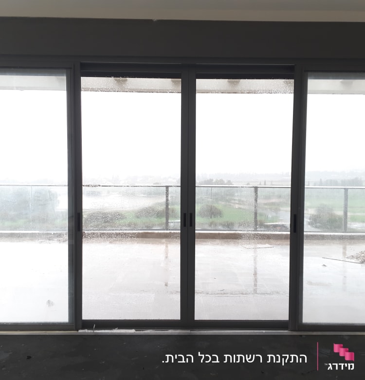 דלתות אלומיניום זכוכית עם מסגרת אפורה